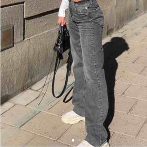 Slutsålda jeans, sjukt snygga till chunky sneakers. Bilderna är från förra ägaren, de är köpta på plick.