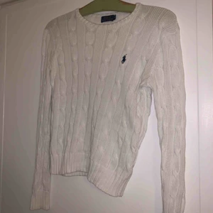  - Vit kabelstickad Ralph Lauren tröja Ny pris ca 1400, säljer för 500kr  Väldigt bra skick  Strl XS 