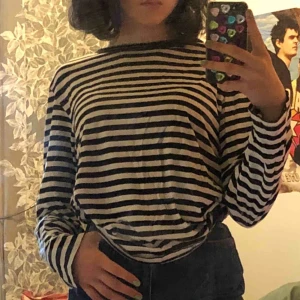  - svart-och-vitrandig långärmad tröja från monki! 🦋 toppen att ha i garderoben, matchar nästan alla byxor! på lappen står det M men den passar mig utmärkt och jag har vanligtvis xs/s. möts upp i stockholm annars fraktas!💞