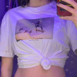 Cool t-shirt - Vit t-shirt från Monki eller weekday (minns ej) med motiv. Perfekt skick. Bilden föreställer en man på en skateboard och texten läser ”keep up the good vibes”. 