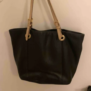  - Michael kors väska, köpt för ca 2000kr 