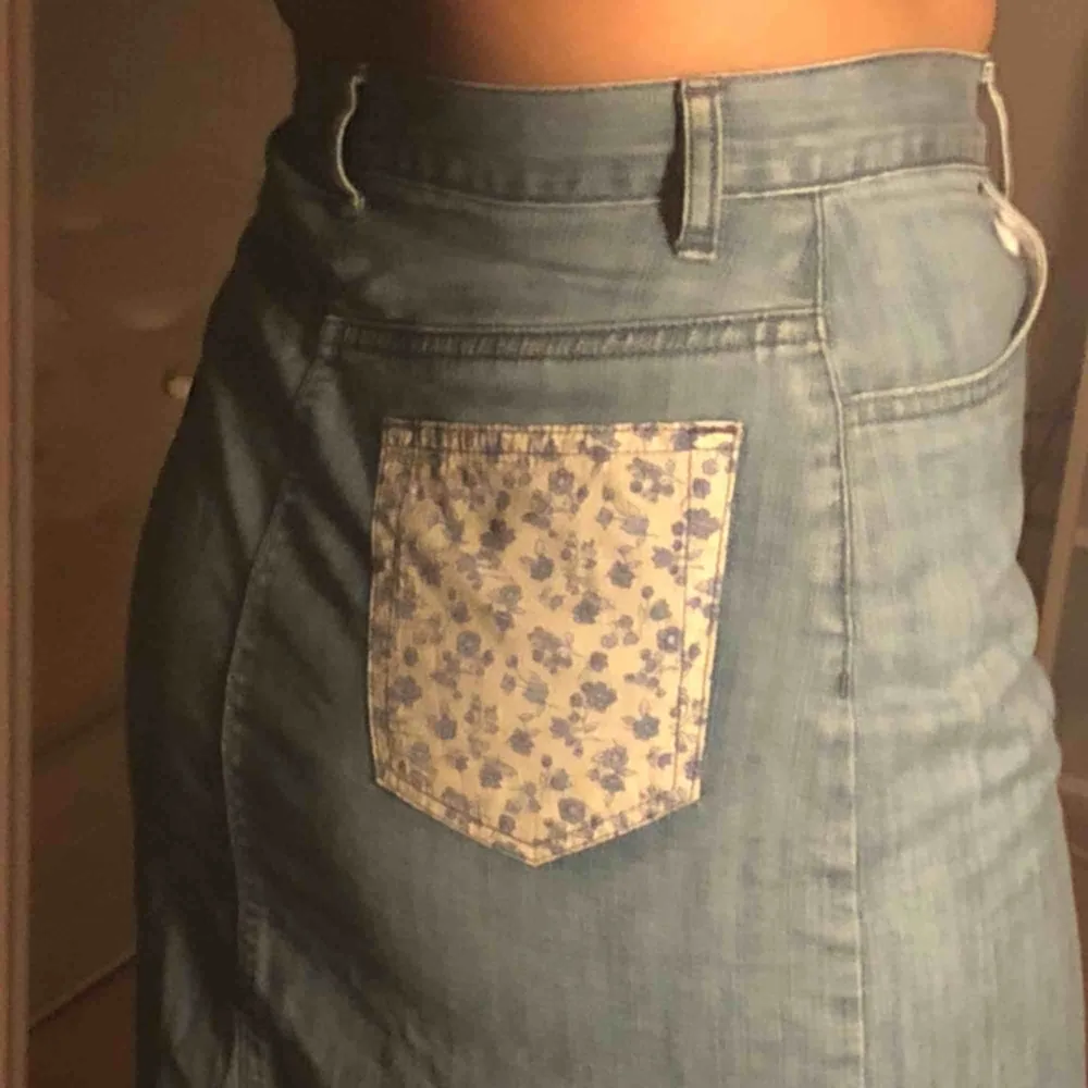 Jeanskjol med blomdetaljer, köpt second hand. Frakt tillkommer eller möts upp i uppsala. Kjolar.