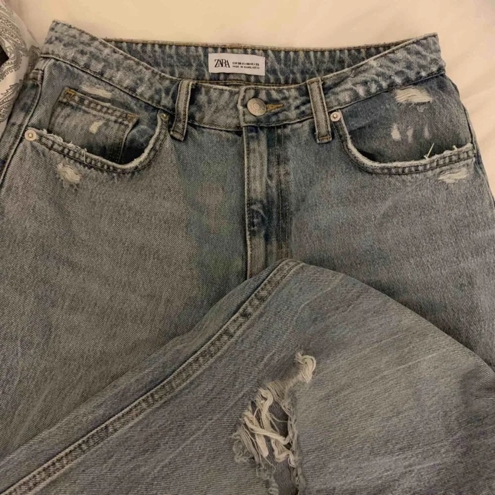 Jeans från Zara i storlek 38. Använda ca 2 gånger så är som nya! Säljer för att det inte kommer till användning, köparen betalar frakten. Jeans & Byxor.