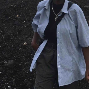  - Denna blå o vit randiga skjorta🦋🦋🦋🦋 skitsnygg o ha över tröjor eller under en sweater💖