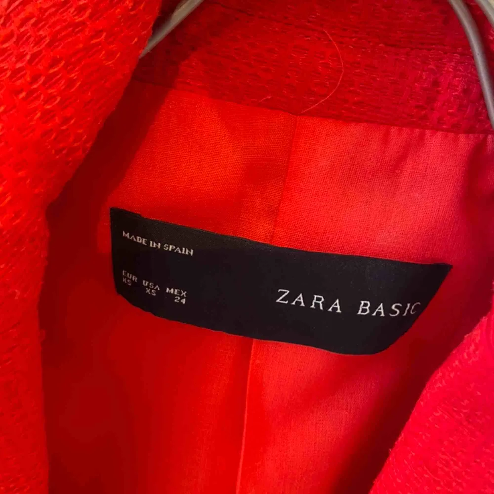 Röd kavaj från Zara som är använd ett fåtal gånger och i mycket fint skicken . Kostymer.