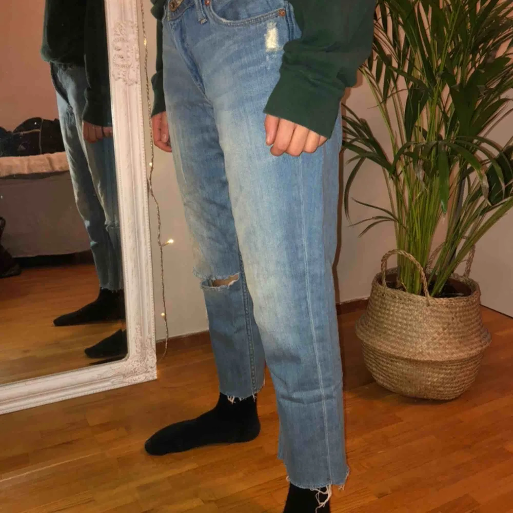 Mom jeans med slitningar. Jeans & Byxor.