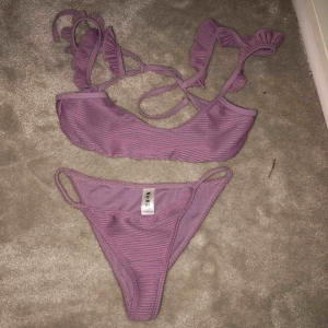  - Ny på denna App, Superfin lila volang bikini från NAKD! Säljer pga för liten! Toppen är storlek S och underdelen är XS. Hör av er med frågor💜💜💜💜 Använd två gånger- super bra skick och pris.