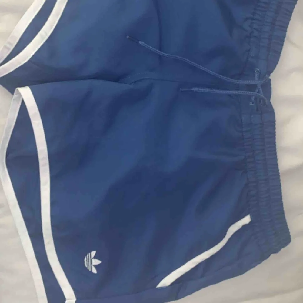 Jättefina blåa shorts från Adidas, ganska retro och skit coola. Säljer pga att de är för stora för mej😢🥺 Skriv för fler bilder eller funderingar💓. Shorts.