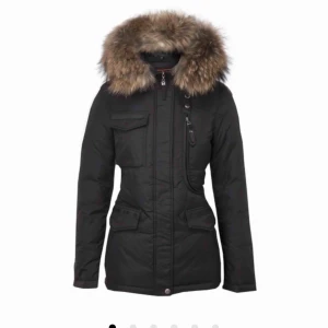  - Säljer min hollies jacka. Den är fin och inga märken. Det går bra att mötas upp eller frakta den. 