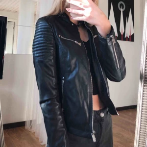  - Svart bikerjacka i storlek 36, som ny i skicket! Skinn-imitation.
