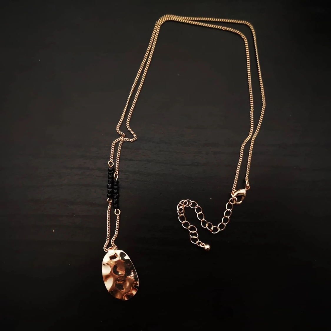 Guldfärgad halsband