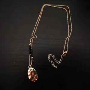 Guldfärgad halsband - Fint halsband från kappahl. Helt oanvänt då jag köpte i set. Kan mötas i Lund eller Eslöv annars tillkommer frakt på 11kr :)) 