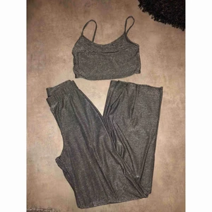  - Glittrigt sett till fest, Strl Xs men passar även S! Endast använd en gång! Byxorna är vida och sitter jättefint 