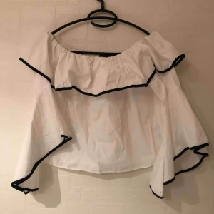  - En jättefin blus från zara i storlek M som knappt har kommit till användning, i mycket fint skick!☺️ priset är inkl frakt och betalning via swish✨