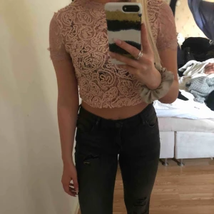 - Jättefin sommar blus från Zara, säljer pga att jag har två nästan likadana💗💕 - använd ca 5 gånger - precis som ny - passar både XSS/XS/S - kan mötas i Halmstad - kan frakta, men kunden står för fraktkostnad