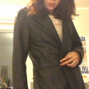  - en ganska tunn och lätt läder jacka från roco baroco, köpt på humana. möts upp i stockholm eller postar 