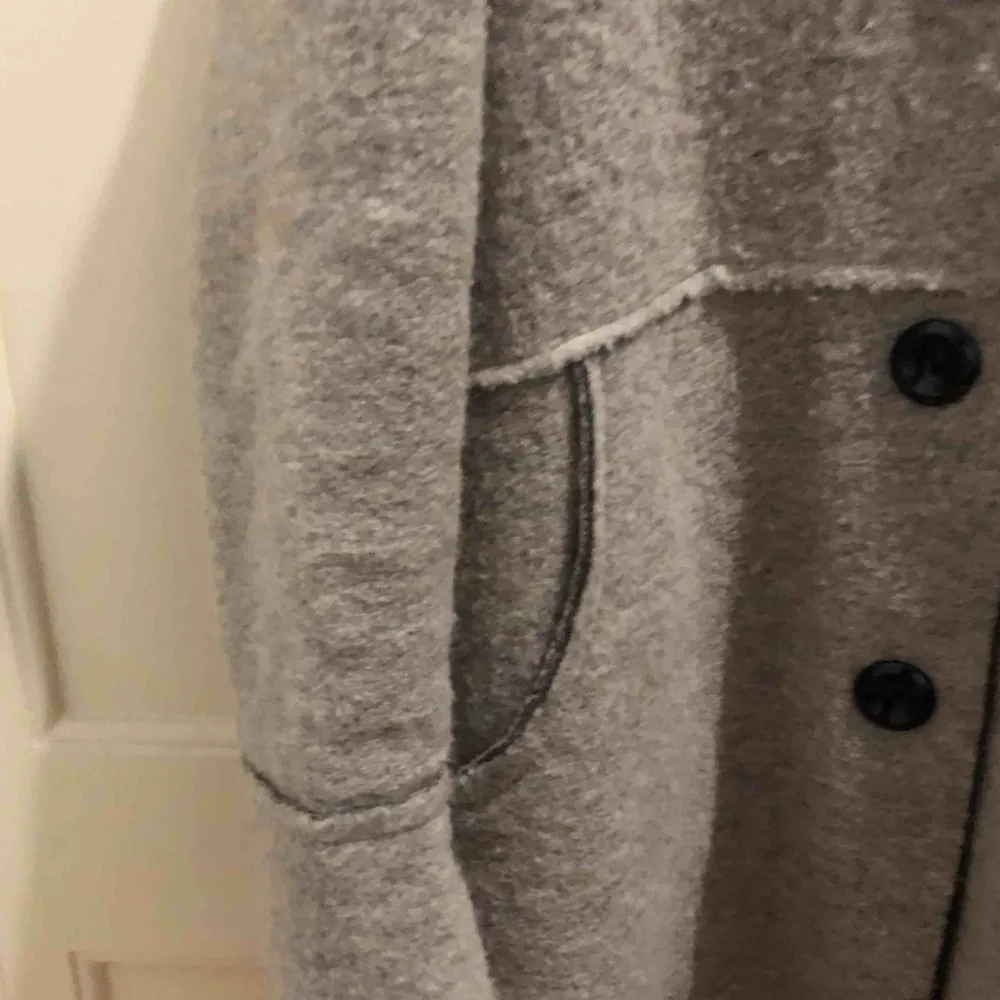 It is sold per trip! Wool coat made in Italy (indicated on the label). Very comfortable and lightweight to wear. Perfect for any cold season.. Jackor.