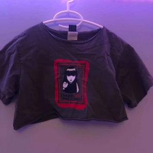  - croppad emily the strange tröja! 