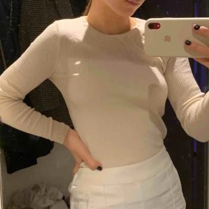  - Fin ribbad tröja från Massimo Dutti, tyget är tunt samtidigt inte genomskinligt. Sitter som en stor xs/s