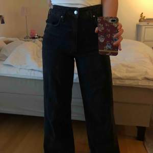 Ett par svarta, utsvängda, högmidjade, långa jeans! Köptes på Gina Tricot för 500 kr. Frakt tillkommer och betalning sker via swish! ☺️ (Jag är 1.70 cm lång)