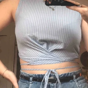  - Himmelsblå topp med fasta snören att knyta runt midjan. Köpt på Pull&Bear i storlek M. Hyfsat använd. Kontakta om du är intresserad!