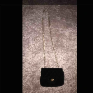  - Jätte fin väska haft länge använt några gånger den har tappat färg på öppningen eller där man drar upp 100 inklusive frakt :))