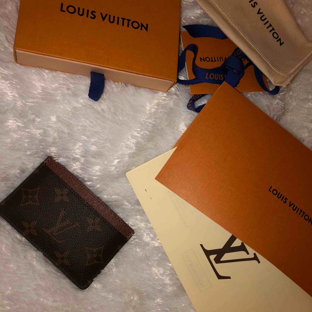 Säljer min äkta Louis Vuitton korthållare som endast är använd ett få antal gånger. Köpt på Lv’s butik på Biger Jarlsgatan och det finns även kvitto.Nypriset är 1550kr och mitt är 1250 kr eftersom den knappt är använd. Möts upp! <333. Väskor.