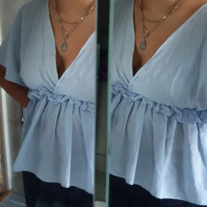  - Söt topp från Zara. Djup urringning och smal resår i midjan. På baksidan ganska högt upp finns en liten fläck, ca 5 mm i diameter, knappt synlig. Ljusblå, färgen i sista bilden är i dagsljus. I ett svalt material, perfekt för sommaren 🌸 kan mötas i Uppsala eller frakta och då står köparen för frakt