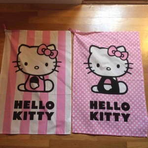  - 2 st  nya rosa/vita kökshanddukar med Hello Kitty. Frakt: 42 kr 
