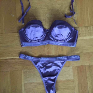  - Lounge satin underklädesset i en vacker lila nyans. Helt nytt, aldrig använt. Det blev fel med storlekarna så kan därför inte använda dem.  Köpt för 800kr Storlek BH: 70C Storlek trosor : S