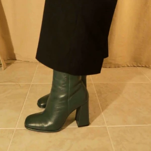  - Skitsnygga gröna klackaskor från Asos! Behöver tyvärr sälja mina supersnygga skor eftersom att jag aldrig får tillfälle att använda dem. Endast använda 3 gånger, i väldigt bra skick! Köparen står för frakten. 