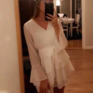  - Säljer min studentklänning då jag har den i två storlekar. Endast använd en gång och är som i nyskick. Jättefin klänning verkligen som inte säljs längre. Kan skicka fler bilder! BUDGIVNING