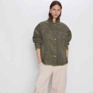  - Säljer denna skitsnygga Manchesterjackan från zara! Bra skick, köparen står för frakten.