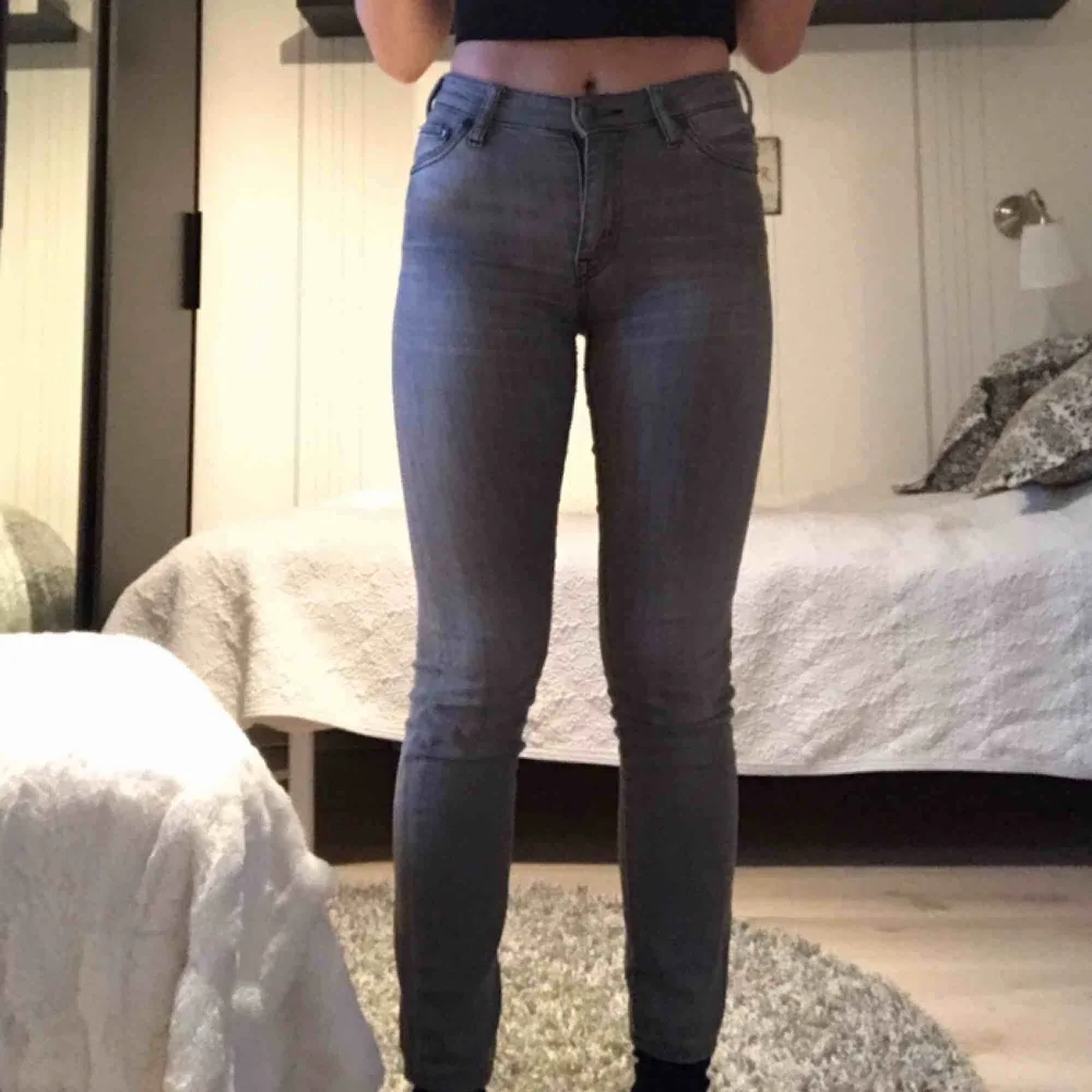 Ett par balla grå jeans från Crocker. Egentligen är längden 32 men de är uppsydda! Finns lite slitningar på insida lår, men inte farligt🥰 Köparen står för frakten🌱. Jeans & Byxor.