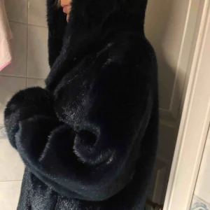  - Stor as najs pälskappa med en luva som är helt otroligt fin🥺 måste tyvvär sälja pga för lite plats i garderoben.  Köpt för 800 kr  Säljer för billigare vid SNABB affär! 