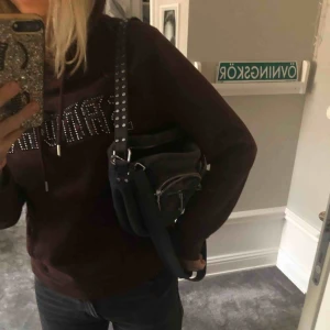 - Säljer en noella väska ~ mörk blå ~ nästan oanvänd ~ Köpte den för 700kr ~ Bud börjar på 400kr