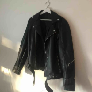  - En svart skinnjacka från Zara. Köpt här på plick för 1100. Ej äkta skinn. Original priset 1500kr i butik. Riktigt kap! Skriv om ni är intresserade. Pris går att diskutera💗