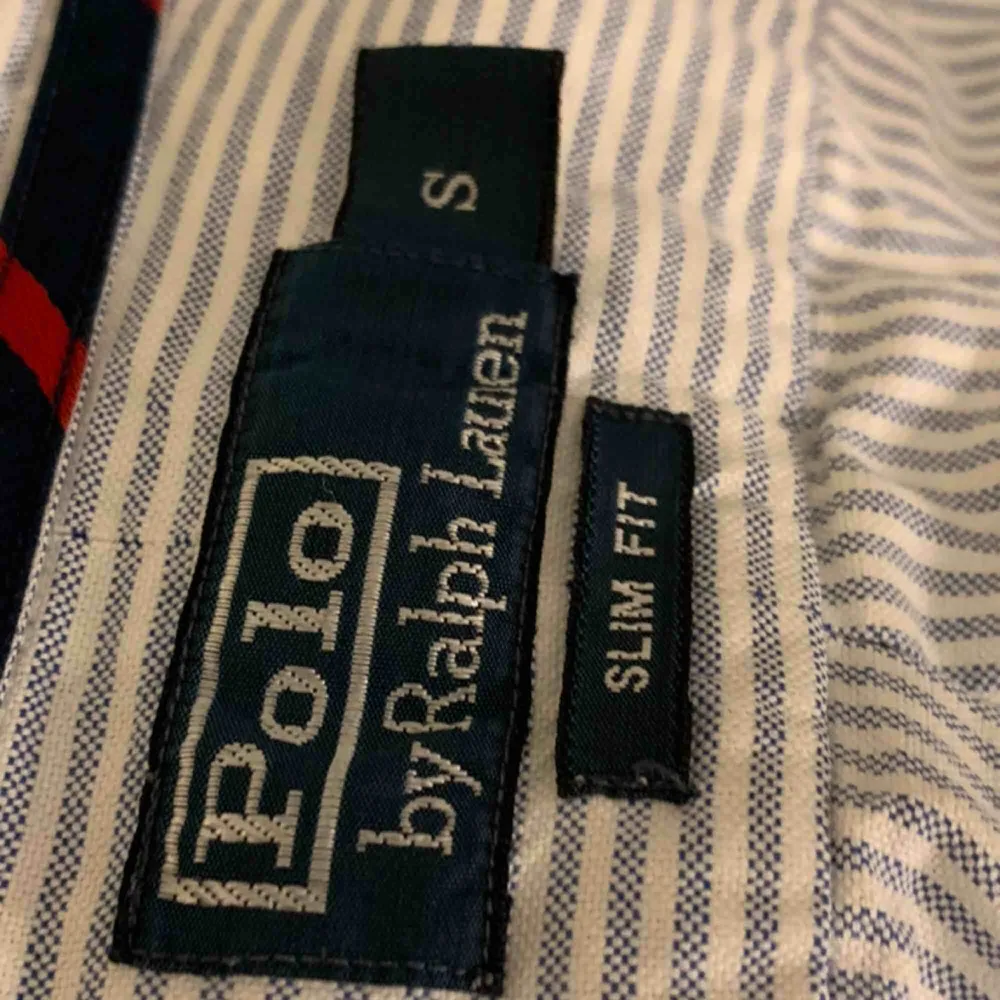 En blå vit, fin skjorta i väl skick från Ralph lauren.  Använd fåtal gånger men i väldigt bra skick!  Köppt för 899kr på rean. Skjortor.