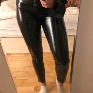  - Svarta lackbyxor i storlek S (sitter tight)