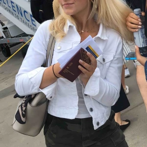  - Fin vit jeansjacka från Pull & Bear i bra skick. Storlek s men passar som xxs-xs. (Frakt tillkommer)