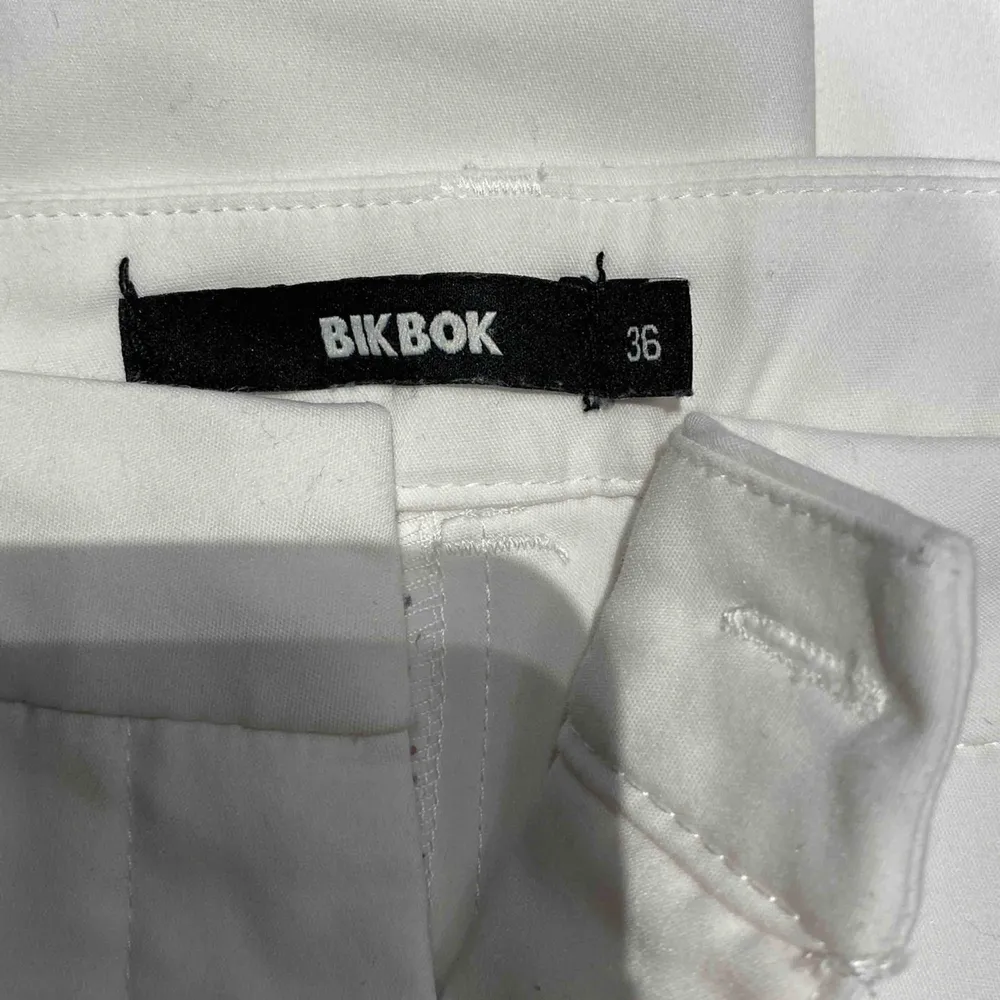 Vita kostymbyxor från bikbok, använda 1 gång . Jeans & Byxor.