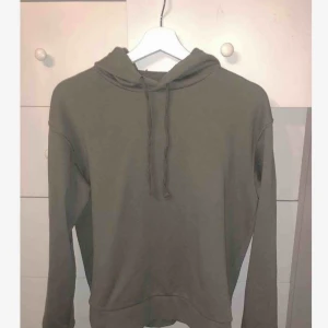  - En grön hoodie från h&m i bra skick, använd ca 5 gånger. Tränings hoodie 
