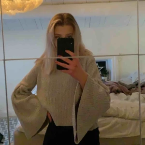  - En stickad tröja ifrån mango med volangärmar. Bekväm och fin. Köparen står för frakt men finns i umeå. Storlek s💖