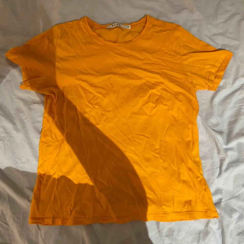 Basic T-shirt från NA-KD i storlek XS💖😊 du står för frakten. T-shirts.