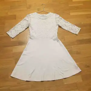 En vit klänning storlek 158 passar en 170 kropp 