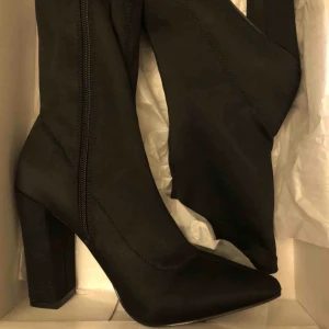  - Svarta klackar ifrån Nly Trend!  Aldrig använda.  Storlek 37 👠 Frakt tillkommer 