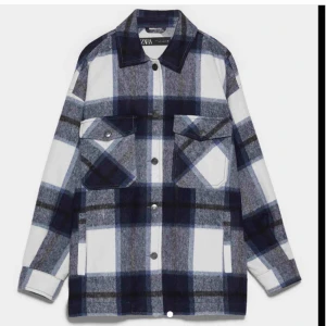  - Säljer min rutiga jacka från Zara som jag endast använt fåtal gånger, då den inte kommer till användning.  Jag skulle säga att det vita på jackan är lite mer offwhite än vanlig vit.