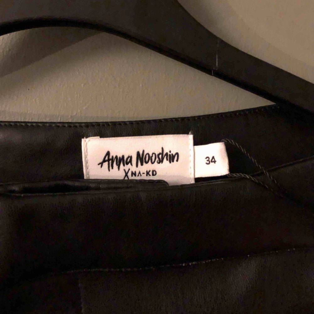 Svarta fake skinnbyxor från NA-KDS kollektion med Anna Nooshin.  Aldrig använda, prislapp kvar.  Storlek 34!  Frakt tillkommer 📦. Jeans & Byxor.