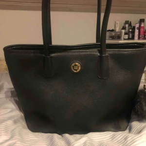  - Fint skick Dragkedje fack på båda sidorna och där bak Tre små fack inuti 