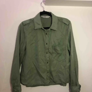  - Begagnad skjorta från Zara. Knappt använd men är i ett fint exemplar med fina detaljer vid axlarna. Storlek: S Färg: Olivgrön